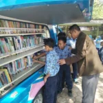 Asyiknya Membaca Buku Perpustakaan Keliling di Bawah Pohon Beringin