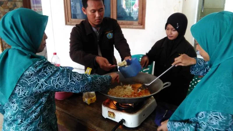 Penasaran dengan Seblak, Mahasiswa KKN Ini Demo Memasak kepada Ibu-Ibu PKK