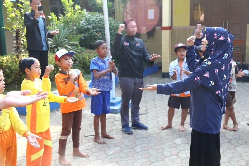 Roro Malang Mengajari Tari Topeng Anak-Anak Desa Wiyurejo Pujon