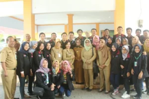 Jangan Dilarang Kalau Ada Mbah Menyapu Rumah: Bersama Bupati, Mahasiswa Muhammadiyah Turut Ramaikan Yukensi