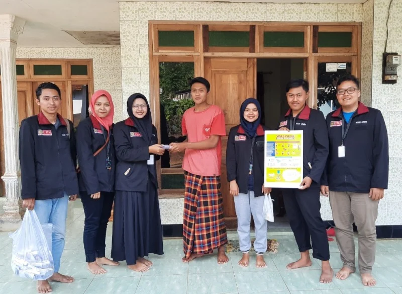 Mahasiswa KKN Sebarkan Abate ke Warga Desa Cegah DB