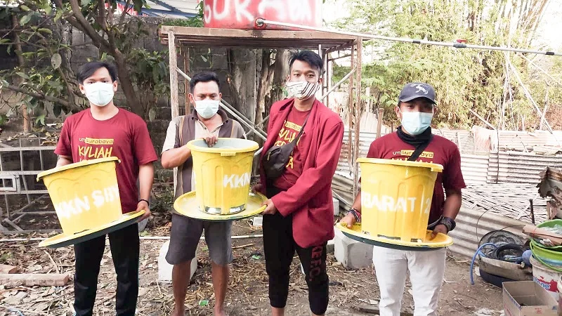 Mahasiswa UMSurabaya Bantu Peternak Bebek Alat Semiotomatis