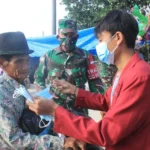 Mahasiswa UMSurabaya Back to Village dengan Bagi Masker