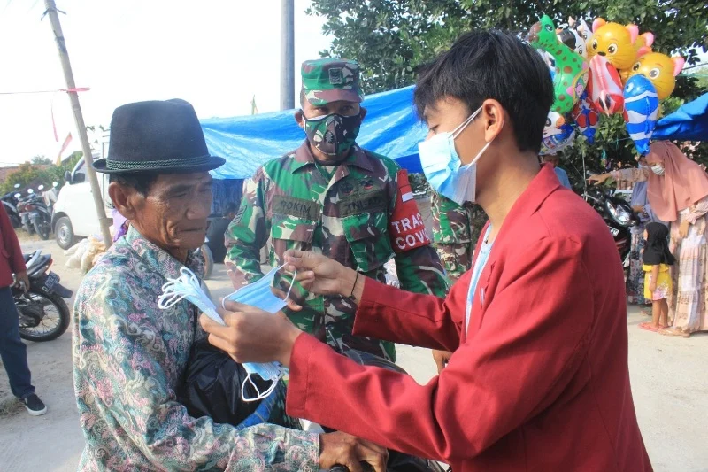 Mahasiswa UMSurabaya Back to Village dengan Bagi Masker