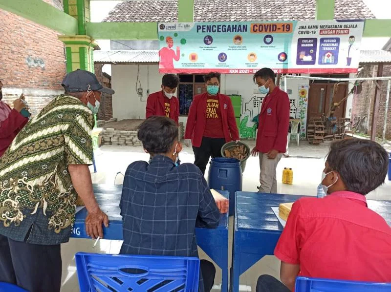Pembuatan Biokompos, Program KKN UMSurabaya di Dusun Ini