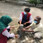 Mahasiswa Umsida Bantu Warga Tanggulangi Banjir