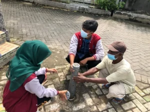 Mahasiswa Umsida Bantu Warga Tanggulangi Banjir