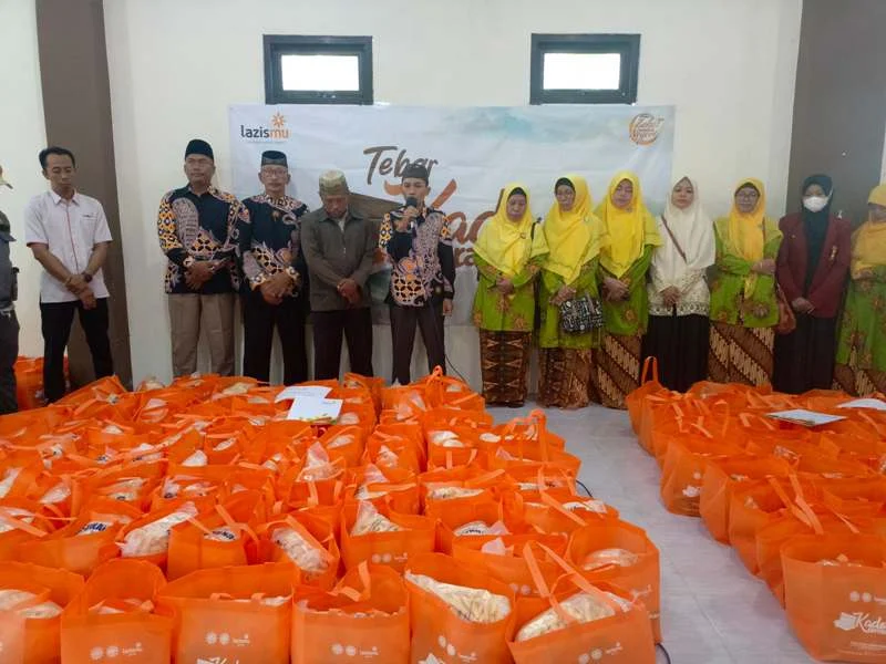 Kado Ramadhan 1.100 Paket Lazismu untuk Warga Dukun