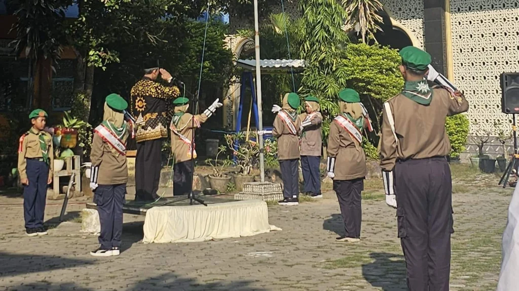 Kolaborasi SDM Melirang dan SMPM 10 Bungah Meriahkan Upacara Pembukaan Fortasi 2025/2026