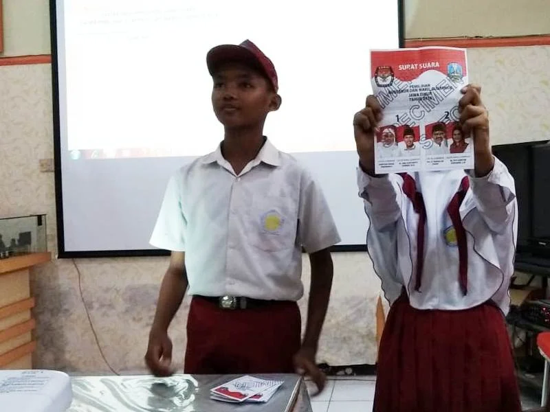 Siswa Pun Praktik Menjadi Petugas Pemilihan Umum