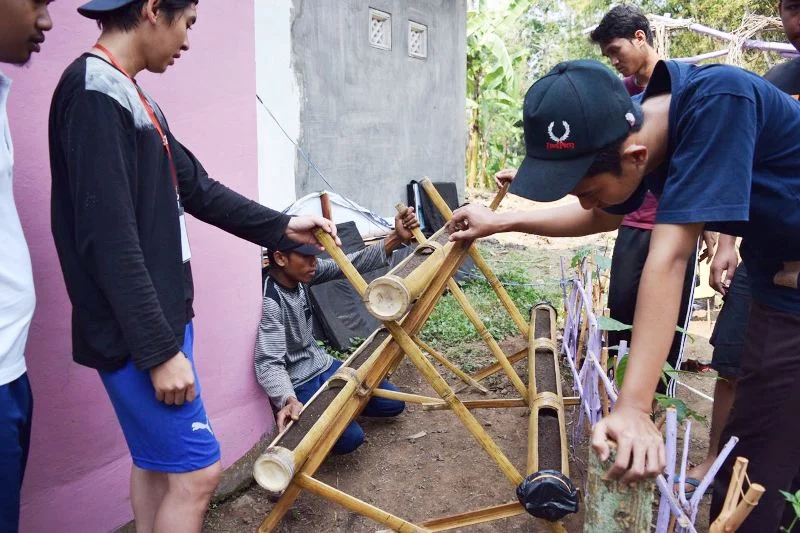 Mahasiswa KKN Mengenalkan Media Tanam Bambu untuk Sayuran