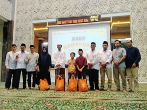 Bagikan Parcel dan THR, Lazismu GKB Gresik Gelar Kado Ramadhan