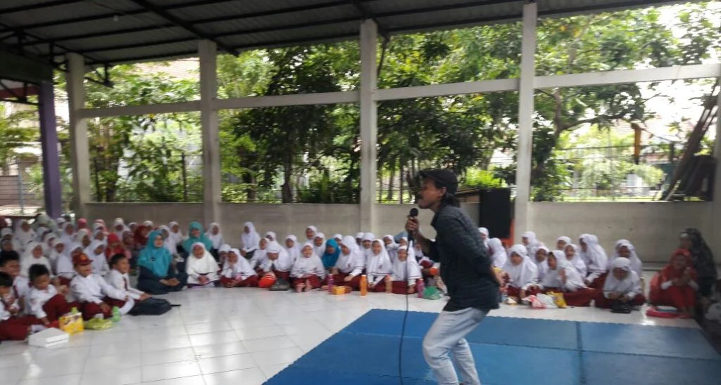 Hari Pertama Bersekolah, Siswa SD Ini Disuguhi Dongeng untuk Kembalikan Semangat Pascalibur Sekolah