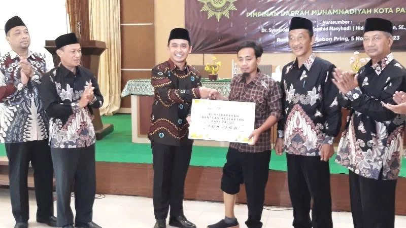 Lazismu Kota Pasuruan Beri Kaki Palsu untuk Sunarwan