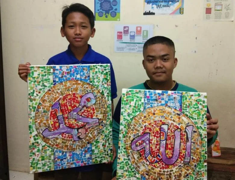 Pesan Moral di Balik Kaligrafi dari Sampah Plastik Karya Santri