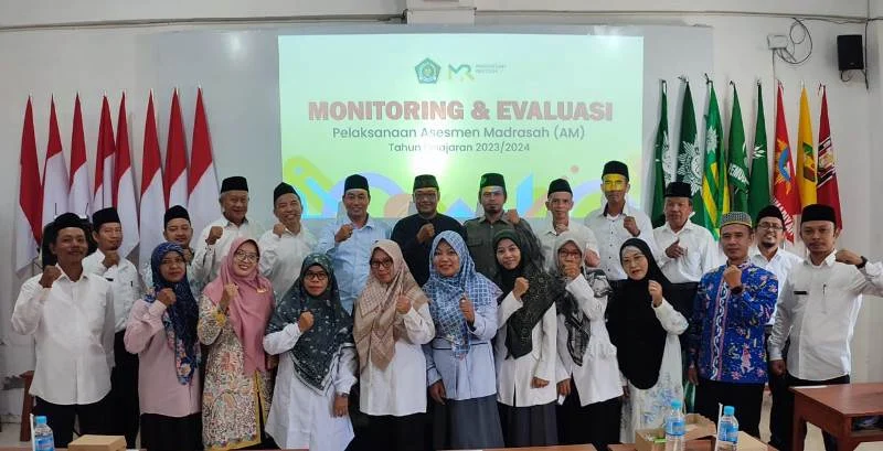 Kepala Madrasah Presentasi Evaluasi Asesmen