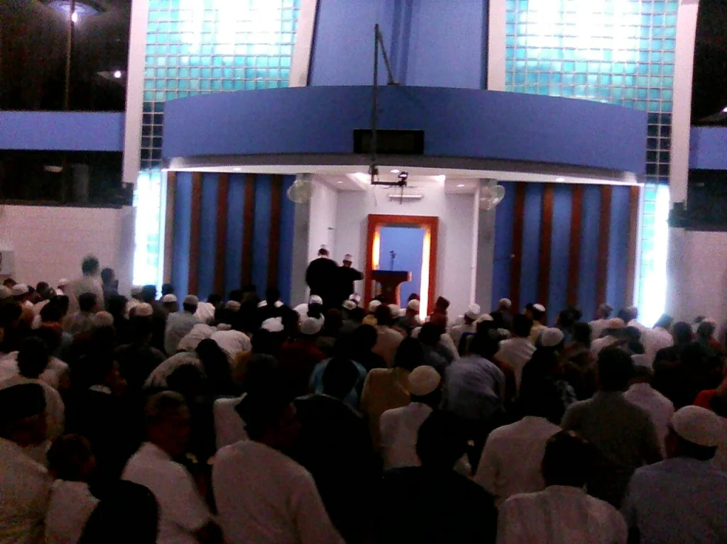 Dalil dan Keutamaan Shalat Tarawih Formasi 4-4-3