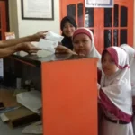Anak Zaman Now Mengunjungi Kantor Pos untuk Mengenal Perangko