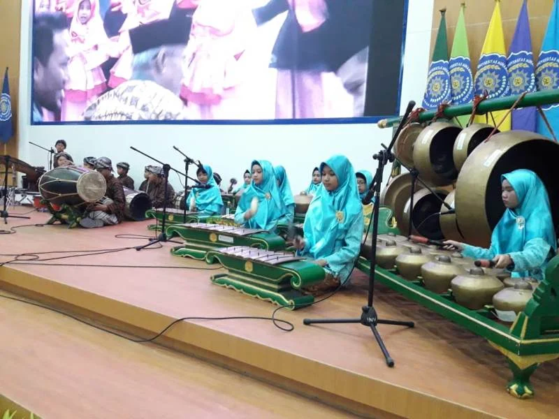 ‘Suwe Ora Jamu’ dan ‘Jaranan’ Membuka Pentas Milad di Umsida