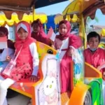Naik Kereta Mini Susuri Pantai Kenjeran, Cara TK Ini Rayakan HUT RI