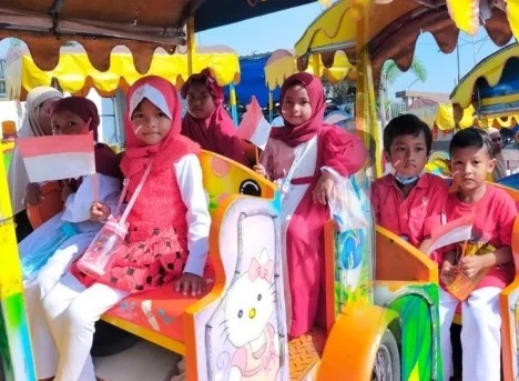 Naik Kereta Mini Susuri Pantai Kenjeran, Cara TK Ini Rayakan HUT RI