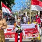 KKN UMG Meriahkan Karnaval Sangkapura dengan Pakaian Adat