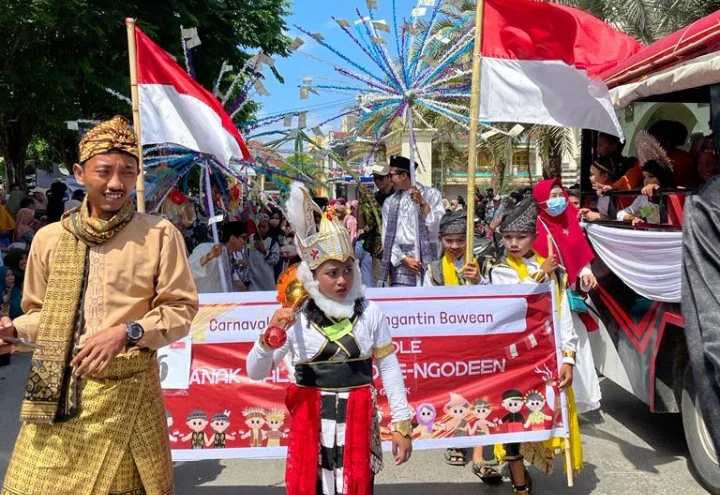 KKN UMG Meriahkan Karnaval Sangkapura dengan Pakaian Adat
