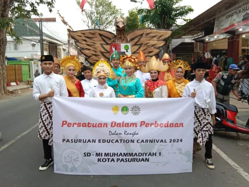 Pasuruan Education Carnival 2024, SD-MIM Tampilkan Busana Adat dan Garuda