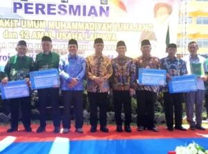 Kartu Sehat untuk Kiai saat Peresmian RSUM Lumajang
