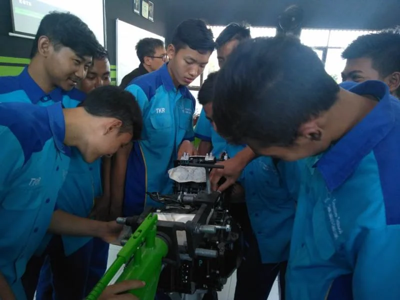 Praktik di Bengkel Pabrik Otomotif, Begini Komentar Siswa Ini