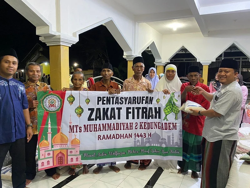 MTs Muda Kedungadem Bagikan Zakat