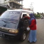 Lazismu Panekan Bagikan Takjil on The Road