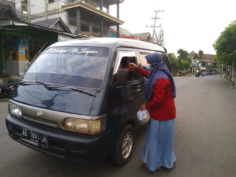 Lazismu Panekan Bagikan Takjil on The Road