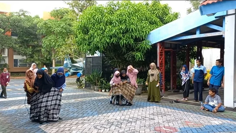 Serunya Estafet Sarung di Happy Class Meeting Berlian School