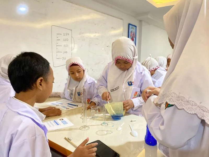Siswa Sekolah Inovatif Mengukur Benda di Kelas Ilmuwan