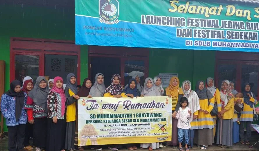 Sambut Ramadhan, IKWAM SD Muhammadiyah 1 Banyuwangi Berbagi Kebahagiaan dengan Siswa Sekolah Luar Biasa