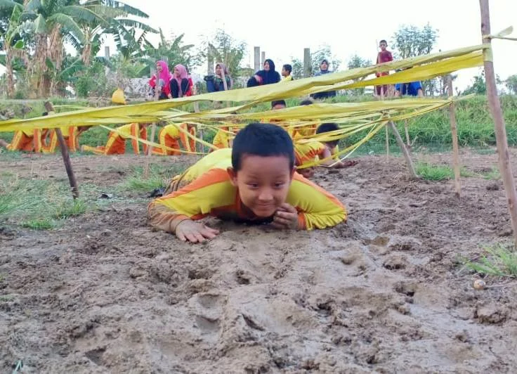 MI Muga Adakan Kemah Pandu, Anak-Anak Asyik Bermain Ini