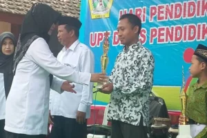 Juarai Sipres 2017, SD Muhammadiyah Benjeng Terima Penghargaan dari UPTD Dinas Pendidikan  