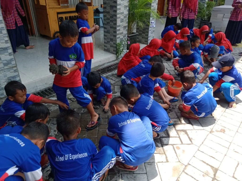 Kerajinan Tanah Liat Membuat Siswa Almadany Makin Kreatif