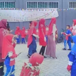 Emak-Emak Lomba Kereta Balon, Siswa Heboh Jadi Supporter