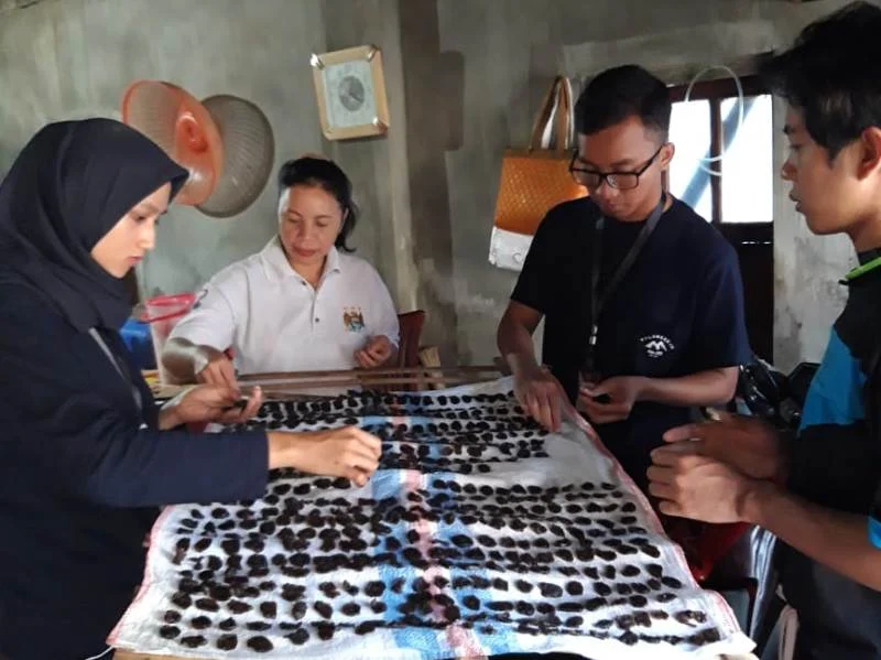 Kerupuk Kopi, Olahan Baru Ini Digadang Jadi Produk Unggulan Dusun Ganten