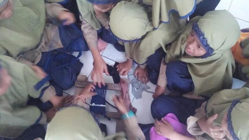 Acara Akhir Pekan, Siswa Diajari Memanfaatkan Kain Perca untuk Keset
