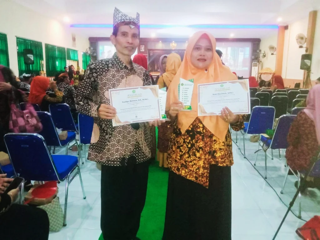 Suami Istri Raih Penghargaan Kemangi Award 2024
