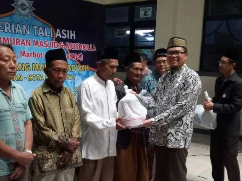 Muhammadiyah Krembangan Beri Tali Asih pada Ratusan Marbot Masjid