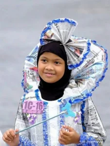 Dari Bahan Bekas, Kostum-Kostum Unik Ini Meriahkan Milad ke-13 SD Muhammadiyah Manyar