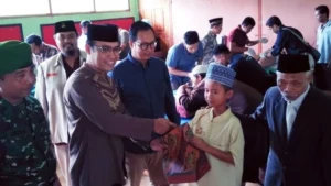 Antre Nunggu Khitan, Bisa Manfaatkan Cukur Rambut Gratis