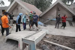 Gubernur Khofifah Kunjungi Bencana Semeru, Ini Instruksinya