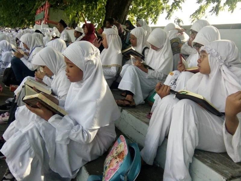 Ribuan Peserta Khotmil Quran Berkumpul Memutihkan Gelora Tambaksari
