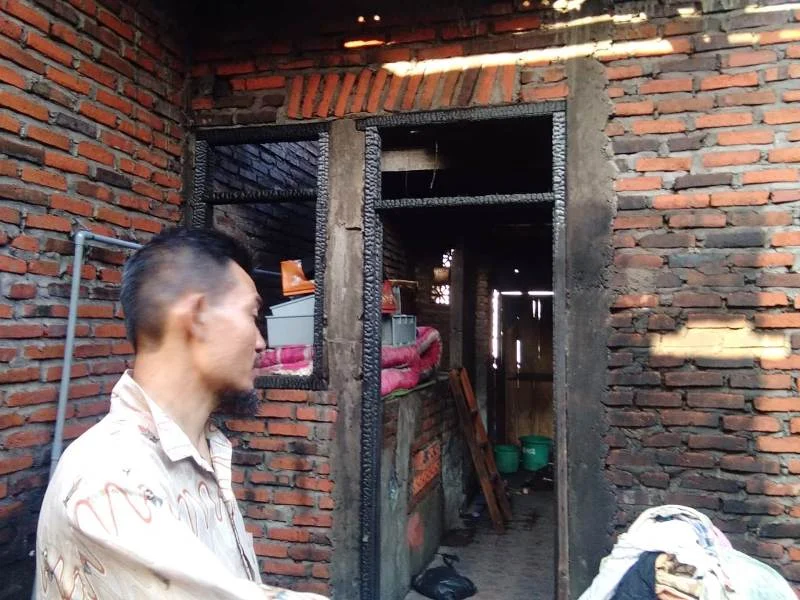 Jangan Biarkan Anak-Anak Bermain Korek Api, Bisa Membakar Rumah Seperti Ini