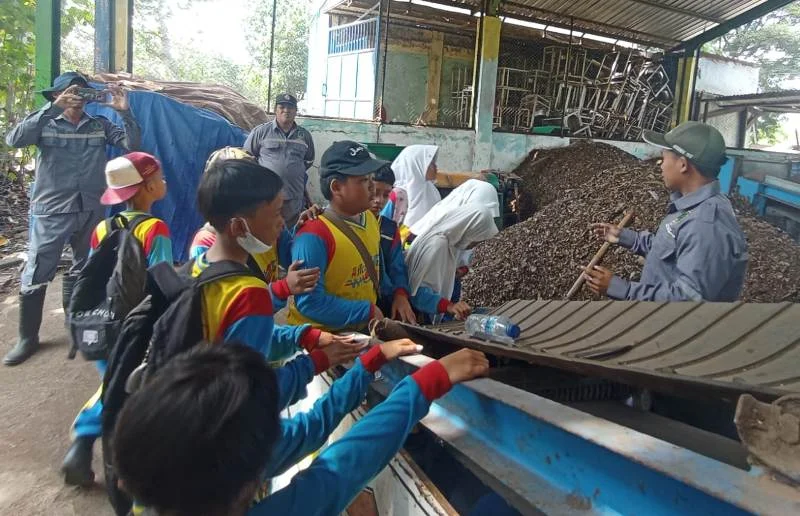 Belajar Pengolahan Sampah, Murid SD-MI Muhammadiyah Kunjungi Dua Tempat Ini